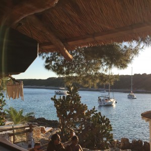 Sundowner in cooler Bar auf Palmizana